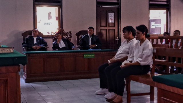 Kedua terdakwa saat menjalani sidang di PN Denpasar (kanalbali/KR14)