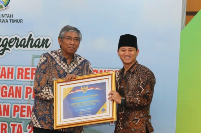 Bupati Trenggalek, Mochamad Nur Arifin menerima penghargaan predikat OTP di Grahadi