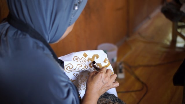 Pengrajin saat membatik di Batik Siger, Rabu (2/10) | Foto : Dimas Prasetyo/Lampung Geh