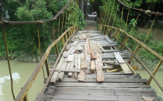 Kondisi jembatan gantung rusak di Pidie, Aceh, Rabu (2/10). Foto: Jawahir untuk acehkini