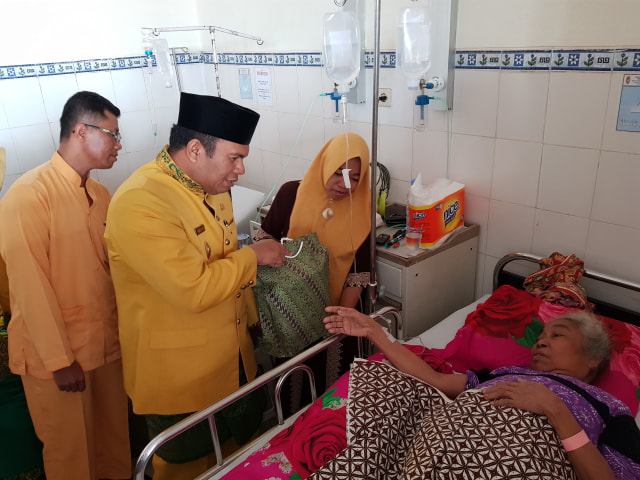 Wakil Bupati Kobar Ahmadi Riansyah memberikan kado kepada pasien RSSI Pangkalan Bun saat anjangsana HUT ke-60 Kabupaten Kobar. (Foto: Joko Hardyono)