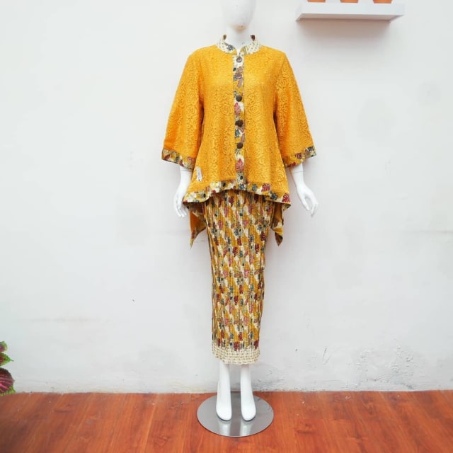 Kombinasi Kebaya dan Batik | Photo by indahbordir via Instagram