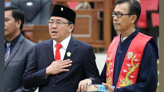 Anggota DPRD Sulawesi Utara definitif, Andrei Angouw mengucapkan sumpah di atas kitab suci, saat pelantikan sebagai Ketua DPRD Sulawesi Utara definitif.