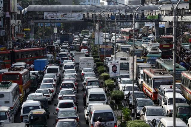 Ojek Motor Daring Bantu Kurangi Kemacetan di Dhaka