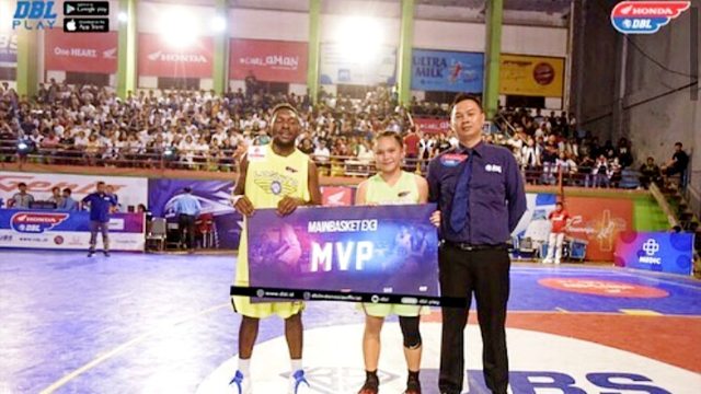 Amandus Paray (kiri), siswa asal Papua yang bermain untuk SMA Lokon Santo Nikolaus Tomohon saat menerima gelar MVP untuk kompetisi DBL di Sulawesi Utara (foto: istimewa) 