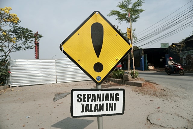 Rambu lalu lintas hati-hati dipasang di sekitar Jalan Raya Cipendawa, Kelurahan Bojong Menteng, Rawalumbu, Kota Bekasi. Foto: Iqbal Firdaus/kumparan