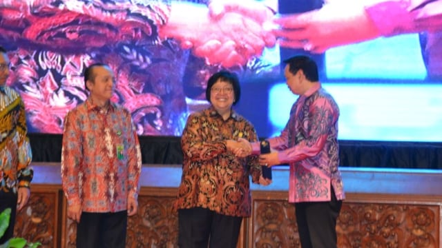 Wagub Rudy Resnawan (kanan) dan Menteri LHK Siti Nurbaya saat penyerahan penghargaan Proklim. Foto: Humpro Kalsel
