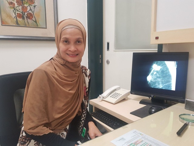 Dokter Dwirani 'Wiwien' Rosmala, spesialis bedah payudara di RS Onkologi Surabaya. Foto : Windy Goestiana/Basra