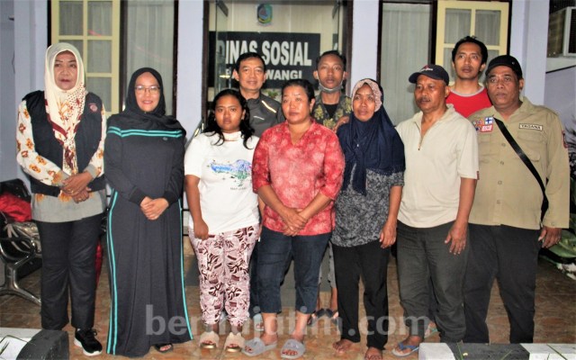 Enam warga Banyuwangi korban kerusahan di Wamena, Papua tiba di kantor Dinas Sosial, Kamis (3/10/2019) dini hari. (foto : rindi)
