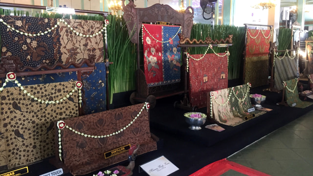 Koleksi batik bersejarah yang dikoleksi Museum Batik Danar Hadi dalam pameran Hari Batik Nasional di Istana Mangkunegaran, Surakarta, Jawa Tengah. Foto: Ema Fitriyani/kumparan