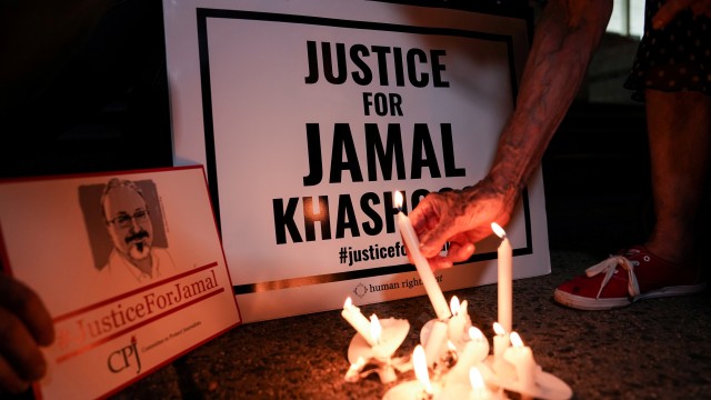Sejumlah aktivis membakar lilin untuk memperingati pembunuhan jurnalis Jamal Khashoggi, di depan Kedutaan 