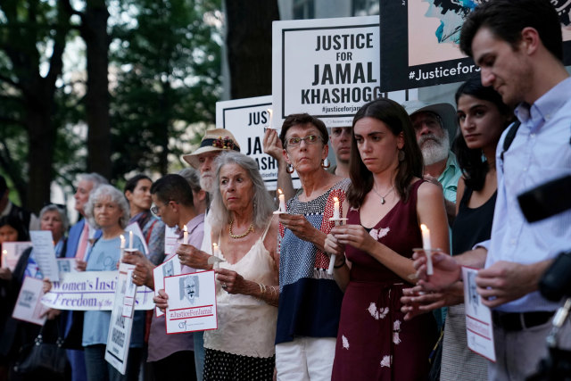 Sejumlah aktivis kebebasan pers memperingati pembunuhan jurnalis Jamal Khashoggi, di depan Kedutaan Besar Saudi di Washington, AS, Rabu (2/10/2019). Foto: REUTERS/Sarah Silbiger