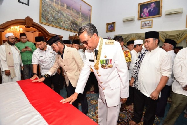 Mantan Gubernur Sulsel HZB Palaguna Dimakamkan di Bone (1250539)