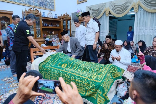 Mantan Gubernur Sulsel HZB Palaguna Dimakamkan di Bone (1250540)