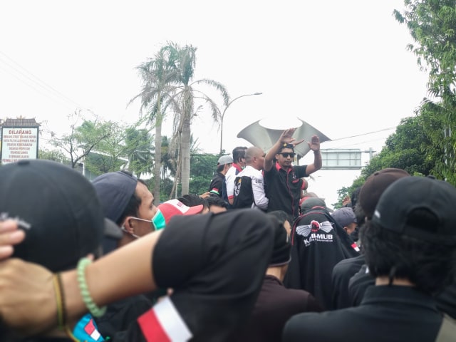Sejumlah perwakilan massa sopir taksi online saat menyampaikan orasi di depan Gedung Go-Jek Indoensia cabang Palembang (foto: thama/Urban Id)