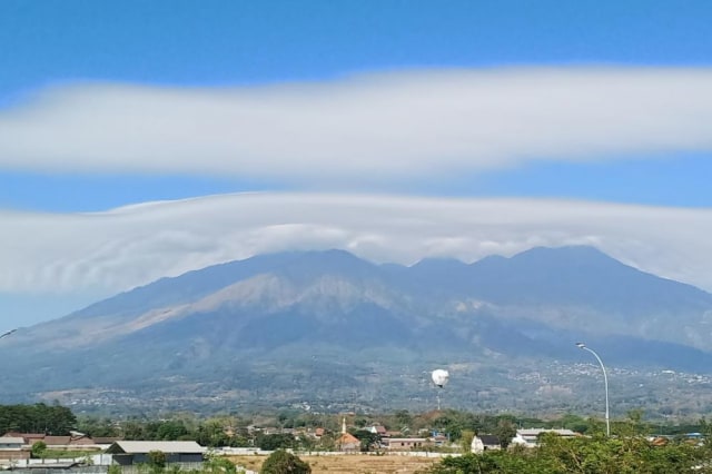 Gunung Welirang dan Arjuno terlihat indah/ foto: Budi Sugiharto