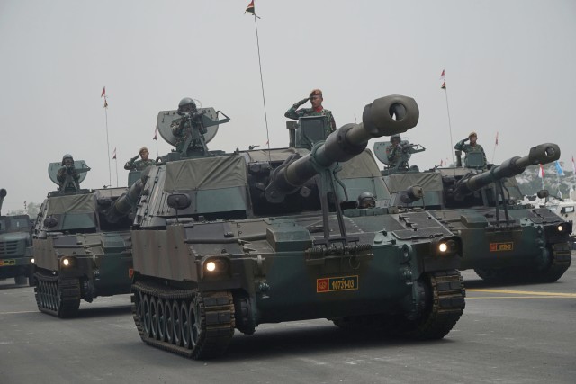 Gladi HUT 74 TNI, alutsista melakukan defile, Lanud Halim