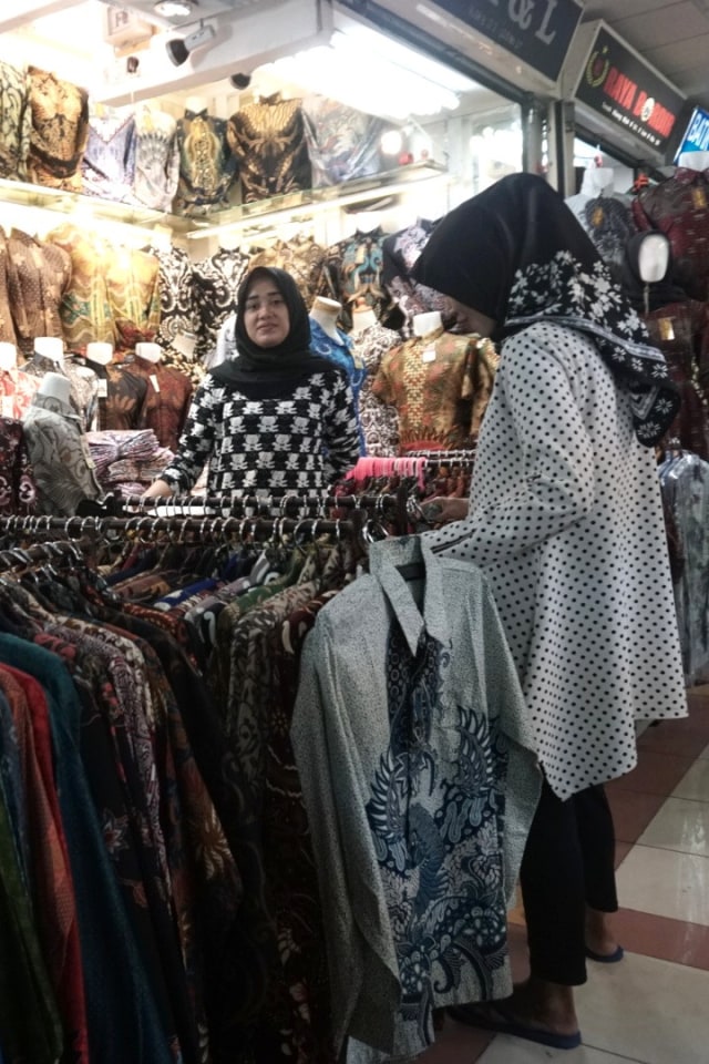 Pedagang melayani calon pembeli dagangan pakaian batiknya di Pasar Tanah Abang, Jakarta Pusat, Kamis (3/10/2019).
 Foto: Iqbal Firdaus/kumparan 