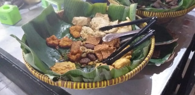 Pecel Pincuk Kalibata, Pionir Sajian Pecel khas Madiun di Ibu Kota - kumparan.com