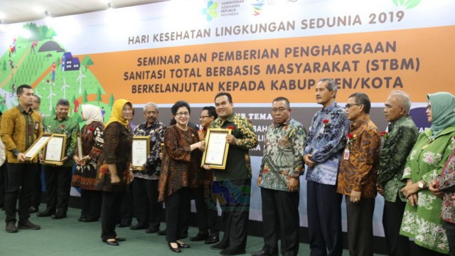 Wakil Bupati Blora, H Arief Rohman MSi saat menerima penghargaan dari Kementerian Kesehatan Republik Indonesia tentang Sanitasi Total Berbasis Masyarakat (STBM) Berkelanjutan Award 2019. Rabu (02/10/2019)
