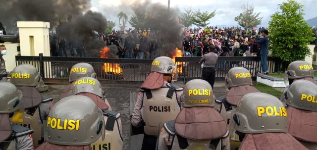 Massa aksi saat demo di depan Kantor Wali Kota Ternate. Selain menolak RUU kontroversial, para massa aksi juga menyuarakan soal kasus yang menimpa suku Tobelo Dalam di Halmahera. Foto: Rajif Duchlun/cermat