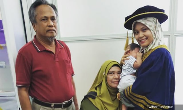 Nor Farhana Jasmi dan orang tuanya serta anaknya (Foto: Twitter @tunfairuz)