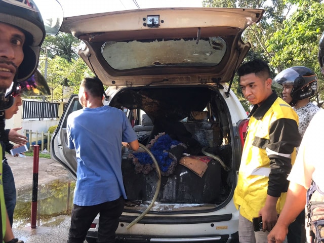 Satu unit mobil avanza yang membawa bensin terbakar di Jalan M Sohor, Pontianak. Foto: Teri/Hi!Pontianak