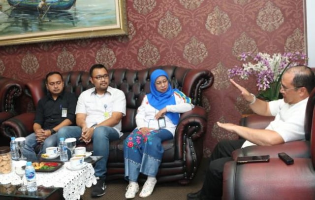 Gubernur Bangka Belitung, Erzaldi Rosman ketika bertemu dengan perwakilan Pertamina MOR II Subagsel. (MD4/Babelhits)