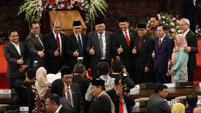 Sejumlah anggota DPR RI foto bersama sebelum sidang Paripurna MPR RI di Gedung Nusantara, Senayan, Jakarta, Kamis (3/10/2019). Foto: Fanny Kusumawardhani/kumparan 