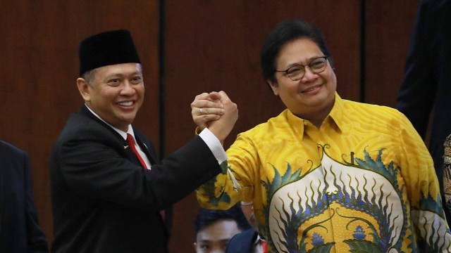 Ketua MPR terpilih periode 2019-2024 Bambang Soesatyo berjabat tangan dengan Ketua Umum Golkar Airlangga Hartarto saat menghadiri Sidang Paripurna MPR RI di Gedung Nusantara, Senayan, Jakarta. Foto: Fanny Kusumawardhani/kumparan