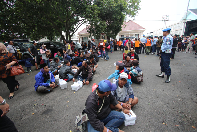 Para perantau korban kerusuhan Wamena tiba di Bandara Abdurrahman Saleh, Malang, Kamis (3/10). Foto dokumen.