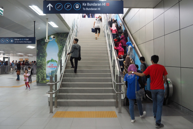 Suasan di dalam Stasiun MRT Bundaran HI, Jakarta. Foto: Shutter Stock