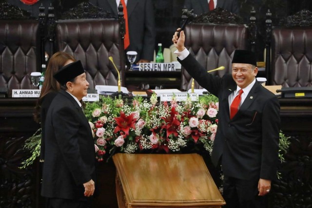 Ketua MPR RI terpilih periode 2019-2024 Bambang Soesatyo (kanan) mengangkat palu saat Sidang Paripurna MPR di Gedung Nusantara, Komplek Parlemen, Jakarta.   Foto: Fanny Kusumawardhani/kumparan 