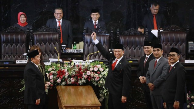 Ketua MPR RI terpilih periode 2019-2024 Bambang Soesatyo (tengah) mengangkat palu saat Sidang Paripurna MPR di Gedung Nusantara, Komplek Parlemen, Jakarta.   Foto: Fanny Kusumawardhani/kumparan 