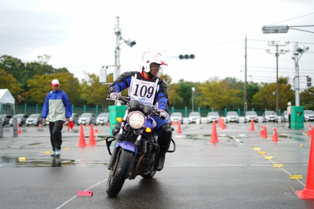 Peserta Safety Japan Instructors Competition 2019 sedang melakoni uji low speed balance Foto: dok. Istimewa
