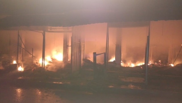 Belasan Kios Suvenir di Kawasan Wisata Ceking, Ubud, Terbakar