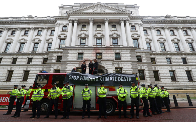 Sejumlah petugas kepolisian berjaga saat aksi demonstrasi di luar gedung Departemen Keuangan di London, Inggris Kamis (3/10/2019). Foto: REUTERS/Simon Dawson