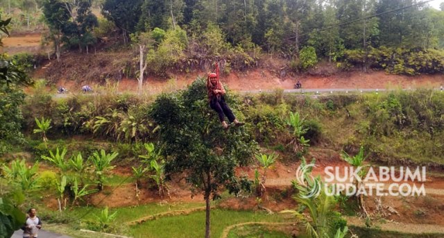 Antusias wisatawan saat akan mencoba wahana flying fox di objek wisata alam Talaga Bodas, Kampung Talaga, Desa Cicadas, Kecamatan Cisolok, Kabupaten Sukabumi. | Sumber Foto:Nandi.