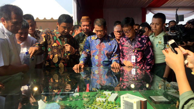 Menteri Pertanian Amran Sulaiman (tengah) saat groundbreaking Politeknik Enjiniring Indonesia di Serpong, Tangerang, Jumat (4/10/2019). Foto: Moh Fajri/kumparan
