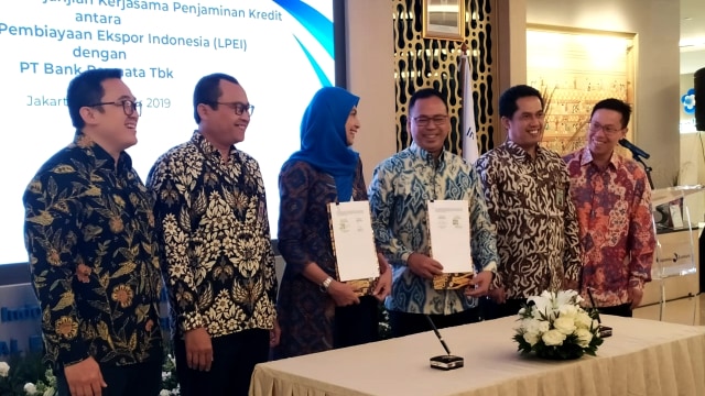 Penandatanganan kerjasama peminjaman kredit Lembaga Pembiayaan Ekspor Indonesia (LPEI) dan Bank Permata, Kamis (4/10/2019). Foto: Elsa Toruan/kumparan
