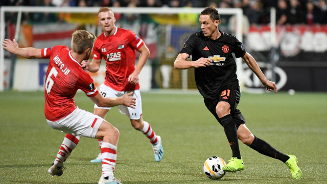 Nemanja Matic (kanan) dalam laga United vs Alkmaar. Foto: REUTERS/Piroschka van de Wouw