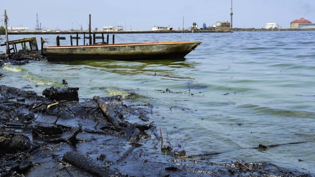 Pemandangan di Danau Maracaibo yang tercemar tumpahan minyak, di negara bagian Zulia, Venezuela. Foto: AFP/YURI CORTEZ