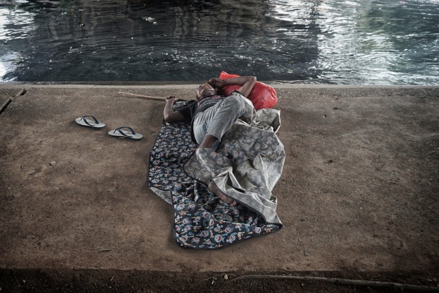 Sebagai ilustrasi: Warga tidur di Kawasan Kanal Banjir Barat, Jakarta Barat. Foto: Iqbal Firdaus/kumparan