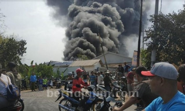 Gudang Pabrik Plastik di Mojokerto Terbakar