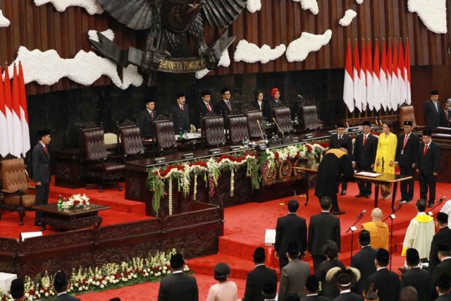 Presiden Joko Widodo (kiri) menghadiri pelantikan anggota DPR RI di Kompleks Parlemen, Senayan, Jakarta. Foto: Fanny Kusumawardhani/kumparan