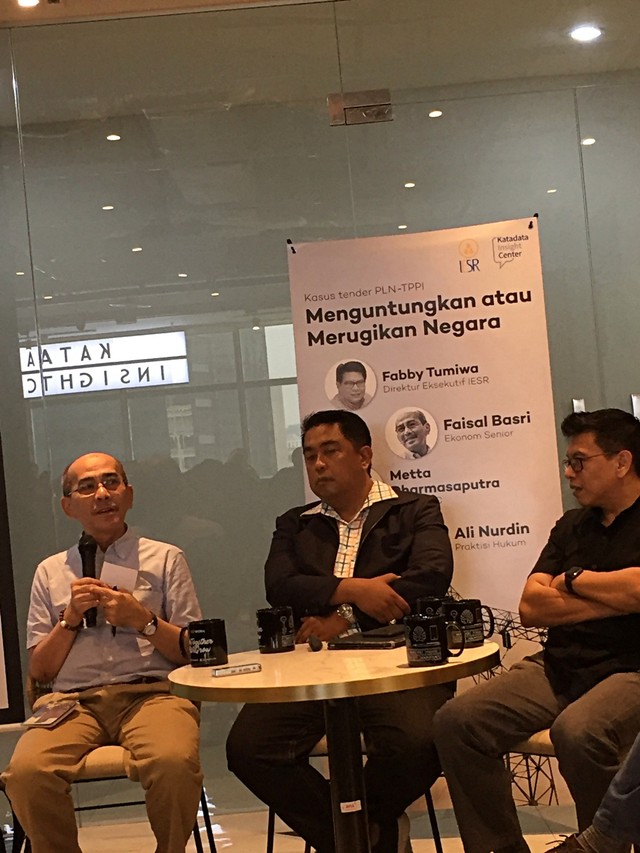 Ekonom Faisal Basri (kiri),  jurnalis dan pendiri Katadata Metta Dharmasaputra (kedua kiri), Direktur Eksekutif IESR Fabby Tumiwa (kanan) dalam diskusi di Katadata Insight Center, Jakarta Selatan, Jumat (4/10/2019). Foto: Muhammad Darisman/kumparan