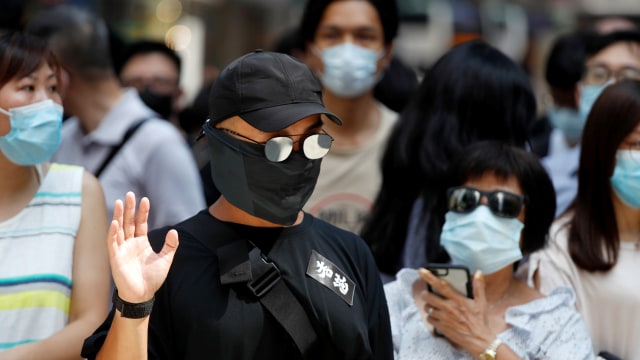 Massa anti-pemerintah mengenakan masker saat menghadiri aksi unjuk rasa di Central, di Hong Kong, China, Jumat (4/10/2019). Foto: REUTERS/Tyrone Siu