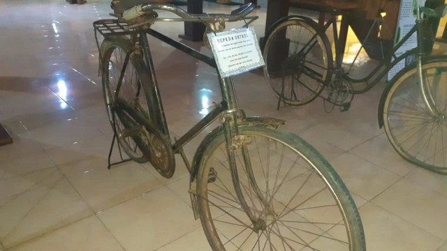 Sepeda onthel buatan pabrik Hima asal Belanda, tersimpan baik di museum Purbakala Popa-Eyato, Kota Gorontalo. Jumat, (04/10). Foto : Dok Banthayo.id
