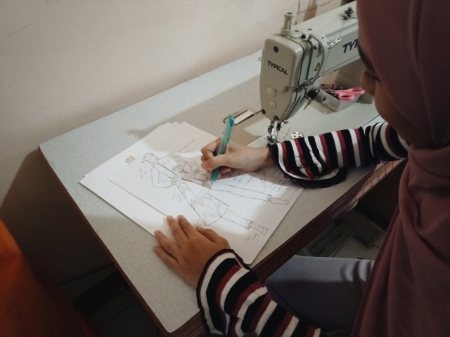Azena membuat desain busana. Foto: Resi Jesita/Hi!Pontianak