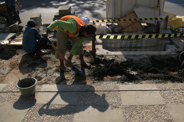 Para pekerja sedang mengerjakan revitalisasi trotoar Kemang, Jakarta, Jumat (4/10). Foto: Nugroho Sejati/kumparan
